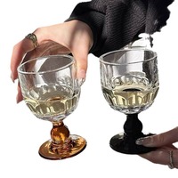Zwart glazen cocktailglas voor koude dranken, modern, voor feesten, geschikt voor bruiswater, bier en fruit.