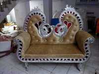 Canapé de scène de mariage en bois massif de qualité supérieure avec un design royal élégant et un siège rembourré confortable pour la mariée et le marié
