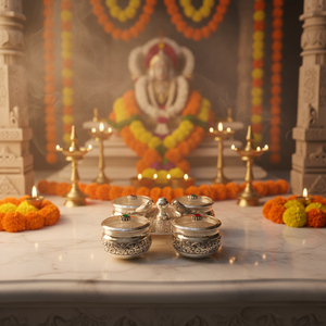 Juego de Porta Kumkum Chawal de Plata de Ley 925 con Cuatro Tazones y Chowki, Accesorio Tradicional Indio para Pooja Hecho a Mano - Product Image 1