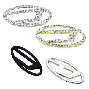 Дизайнерский чехол для телефона с бриллиантами и кристаллами, украшенный стразами, металлический шарм с логотипом люксового бренда - Product Image 3