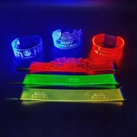 Bracelet lumineux magnétique à LED avec logo personnalisé imprimé, avec fermoir magnétique, pour fêtes, anniversaires, concerts, événements de remise de diplômes - Fonctionne sur piles