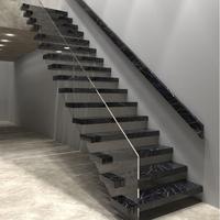 Escalier droit en marbre pour villa de luxe avec finition en pierre haut de gamme et structure architecturale personnalisée