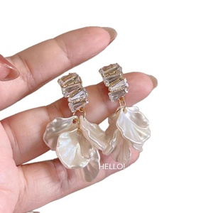 Boucles d'oreilles clous OEM en alliage d'argent S925, motif cœur-fleur, avec pompon et perle haut de gamme, design de niche élégant et polyvalent pour femme - Product Image 6