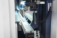 Cintreuse de panneaux CNC industrielle avec changement d'outil automatique pour le pliage de portes et de boîtiers en tôle