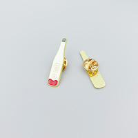 Pins en émail métallique personnalisés sur le thème médical avec impression sérigraphique, design personnalisé pour collection d'art, fabriqués dans le Jiangsu