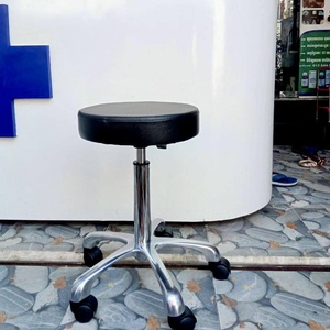 In pelle di lusso cerchio nero rotondo sgabello basso salone di bellezza attrezzature rotolamento ruote sgabello per barbiere parrucchiere uso cucina casa - Product Image 1