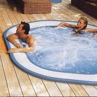 Baignoire de massage chauffée à température constante en acrylique, style surf, pour plusieurs personnes, double siège, avec panneau LCD intelligent, autoportante