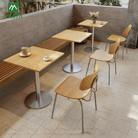 Ensemble table et chaises de style minimaliste durable, structure métallique, mobilier commercial pour café, restauration rapide