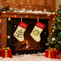 Chaussette de Noël Homely Timeless en polyester rouge vif, ton rouille, avec imprimé botanique festif et bordure, pour décoration murale de fêtes