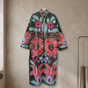 Manteau en velours Suzani brodé à la main pour femmes, motif floral vert Paisley, longue veste kimono ouverte sur le devant, robe bohème d'hiver - Product Image 2