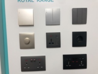 2025 Prise 13A de vente directe d'usine de haute qualité avec prises USB Design fin et courbure élégante pour la maison et les projets