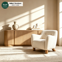 Ensemble de canapés élégants capitonnés pour salon, avec coussins moelleux et structure en bois, idéal pour hall d'hôtel, canapé de luxe en tissu avec fauteuils.