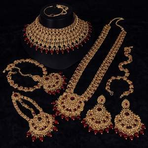 Bijoux de mariée traditionnels plaqués or antique : Ensemble de collier, boucles d'oreilles et maang tikka de créateur ethnique pour femmes - Product Image 2