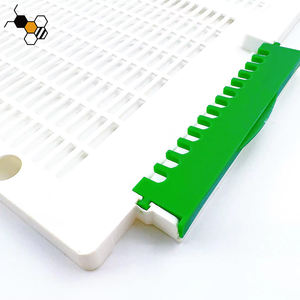 อุปกรณ์การเลี้ยงผึ้งตัวปิดกั้นพลาสติกราชินีมัลติฟังก์ชั่นพร้อมทางเข้ารังผึ้ง - Product Image 2