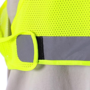 เสื้อกั๊กนิรภัยตาข่ายโพลีเอสเตอร์สะท้อนแสงระดับ 3 ปรับแต่งโลโก้ได้ ใช้พลังงานจากแบตเตอรี่ พร้อมไฟ <span class=keywords><strong>LED</strong></span> 4 ดวง สำหรับการวิ่ง - Product Image 5