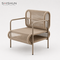 Ensemble table et chaises de café d'extérieur en alliage d'aluminium design moderne, résistant aux intempéries et durable pour les patios d'hôtels et de complexes hôteliers