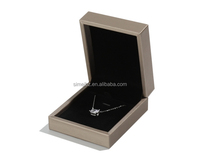 Boîte à bijoux rigide carrée en cuir PU personnalisée, finition mate, doublure en éponge, fermeture à logo personnalisé pour bagues, pendentifs, colliers, montres