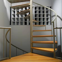 Escaliers en colimaçon intérieurs au design moderne pour petits espaces, utilisation en appartement, bois massif, garde-corps en verre, acier au carbone, finition blanche