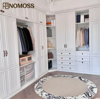 Conception de dressing moderne de luxe sur mesure pour projets résidentiels, avec aménagement fonctionnel des armoires pour les intérieurs de maison
