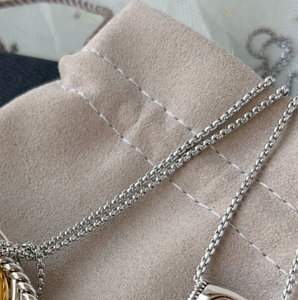 ขอแคตตาล็อก DY มีโลโก้ เครื่องประดับแฟชั่นสองสีสำหรับผู้หญิง สร้อยคอรูปหัวใจน้ำผึ้ง ดีไซน์เรียบง่าย ดีไซเนอร์ Davides Yarmanes - Product Image 4