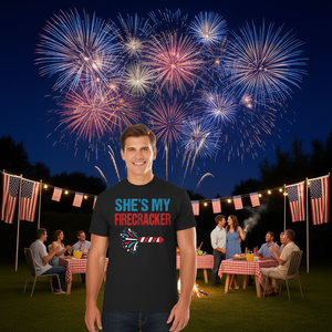 Camiseta para parejas con diseño de fuegos artificiales del 4 de julio, ella es mi petardo, para celebraciones y eventos - Product Image 2