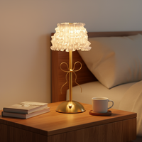 Lampe de table en métal de style nordique moderne en forme d'arc, abat-jour en tissu, rechargeable, batterie de type C DC incluse, éclairage ambiant LED pour chambre à coucher