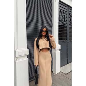 Traje Formal Beige con Botones al Frente - Product Image 2
