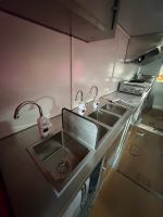 Remorque alimentaire commerciale carrée avec double essieu tandem et équipement de cuisson en acier inoxydable pour la restauration rapide et le service de bière