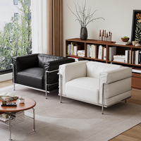 Canapé Corbusier de style européen, minimaliste italien, Bauhaus, noir, une place, luxe léger, en similicuir, avec accoudoirs incurvés et dossier haut