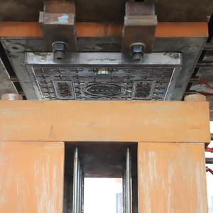 Presse hydraulique à chaud pour la formation de couvercles d'égouts en résine 315T - Product Image 4