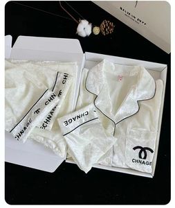 <span class=keywords><strong>Pigiama</strong></span> da <span class=keywords><strong>donna</strong></span> ODM in <span class=keywords><strong>raso</strong></span> dorato, caldo e confortevole, a maniche lunghe, con bottoni frontali e logo, per autunno/inverno, stile lusso leggero e profumato. - Product Image 5