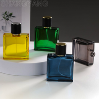 Vente en gros de flacons de parfum modernes et luxueux de 50 ml, carrés plats, couleur originale personnalisée, verre avec bouchon noir et vaporisateur à pompe