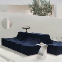 Canapé modulaire Chesterfield bleu velours une place, structure en bois, rembourrage en éponge, design ondulé incurvé, appartement moderne