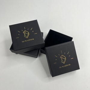 Caja de joyería rígida negra personalizada con estampado en caliente de logotipo dorado en la tapa y la base, caja de regalo para embalaje de anillos y pendientes. - Product Image 4