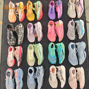 รองเท้าเดินสำหรับขายต่อ รองเท้าขายส่งจำนวนมาก พร้อมป้ายห้อยแบบกำหนดเอง - Product Image 1