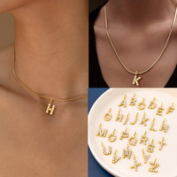 YML& Fashion Trendy Breloques en acier inoxydable plaqué or 18 carats avec perles et 26 lettres alphabétiques, pendentifs pour colliers personnalisés avec initiales DIY