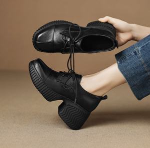 Zapatos de mujer de cuero negro con suela gruesa. Adecuado para el trabajo, desplazamientos y uso profesional. - Product Image 2