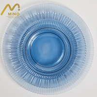 Assiette de présentation en verre côtelé bleu indigo de 13 pouces, assiettes de dîner cannelées motif soleil pour la location de vaisselle d'événements et de mariages (vente en gros)
