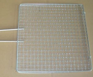 Grille de barbecue en acier galvanisé et aluminium à trous carrés avec poignée pour le camping en plein air, la restauration, les restaurants et la cuisson au barbecue - Product Image 3