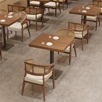 Vente en gros de meubles de restaurant en bois massif Ensemble de chaises de salle à manger et table commerciales en cuir de rotin personnalisées