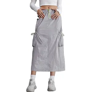 OEMカスタマイズされた女性ローウエストDリングデザイン巾着ウエストカーゴポケットパッチナイロンロングスカート