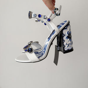 Sandalias Elegance de charol con bordado multicolor con piedras y zapatos de tacón con hebilla de joya Vendaje de tacón pintado a mano - Product Image 3