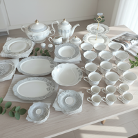 Service de table en porcelaine fine 66 pièces, nouveau, avec incrustations dorées, pour 6 personnes