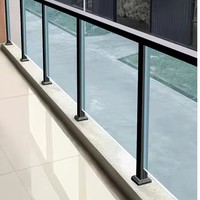 Balustrade en verre et acier inoxydable moderne sur mesure pour balcon, escalier et usage hôtelier