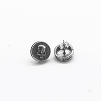 Boucles d'oreilles clous Yunnique pour hommes, personnalisées, en acier inoxydable 316L, hypoallergéniques, gravées crâne, style vintage punk gothique, avec cristaux, cadeau fait main