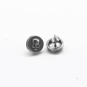 Boucles d'oreilles clous personnalisées pour hommes, acier inoxydable 316L, hypoallergéniques, crâne gravé, forme circulaire, style vintage punk gothique. - Product Image 3