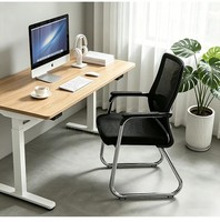 Chaise de bureau pour visiteurs avec dossier en tissu maillé noir et base en plastique |   Siège ergonomique rembourré au design moderne, appui-tête réglable, accoudoir fixe