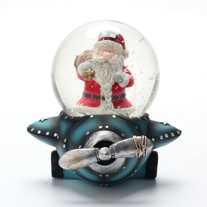 Commercio all'ingrosso della fabbrica in resina babbo natale su un piano suono luminoso vetro di natale globo di neve souvenir statuette decorazioni per la casa - Product Image 1