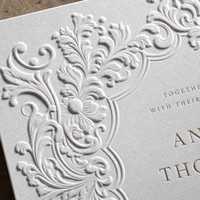 Suite d'invitations de mariage personnalisées de luxe en typographie à l'encre vive, gaufrées à sec, motif floral, en papier coton, découpées avec doublure d'enveloppe et carte RSVP