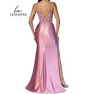 Abito da sera in raso rosa <span class=keywords><strong>con</strong></span> ricami in <span class=keywords><strong>pizzo</strong></span>, spalline sottili, <span class=keywords><strong>spacco</strong></span> laterale alto e Silhouette a sirena per eventi formali - Product Image 2